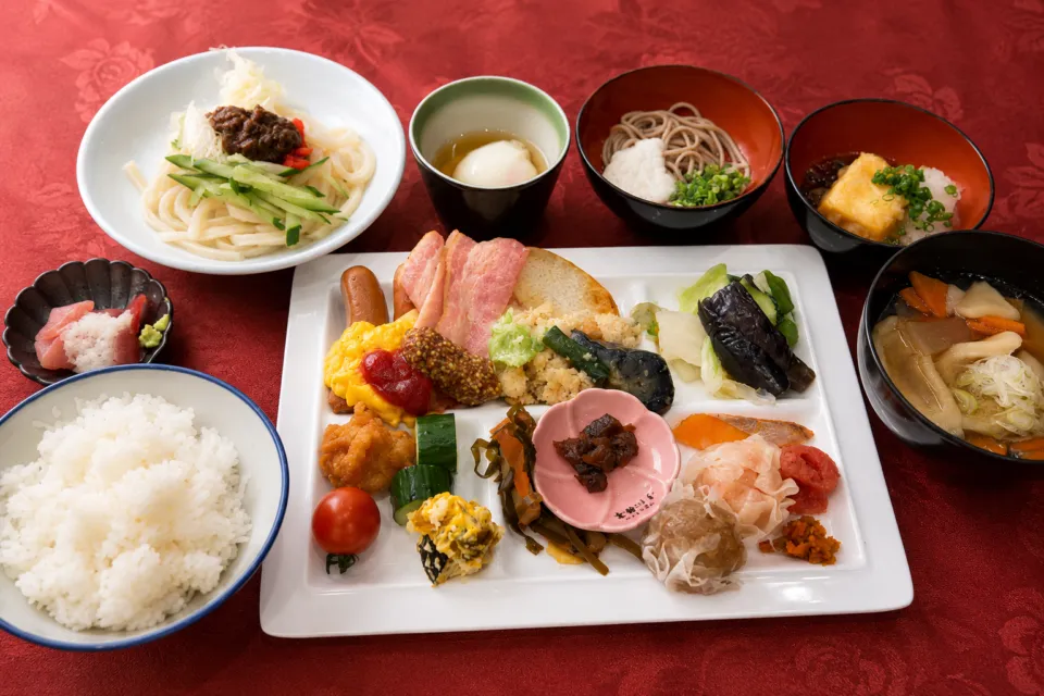 盛岡つなぎ温泉 ホテル紫苑の和洋朝食の盛り合わせ
