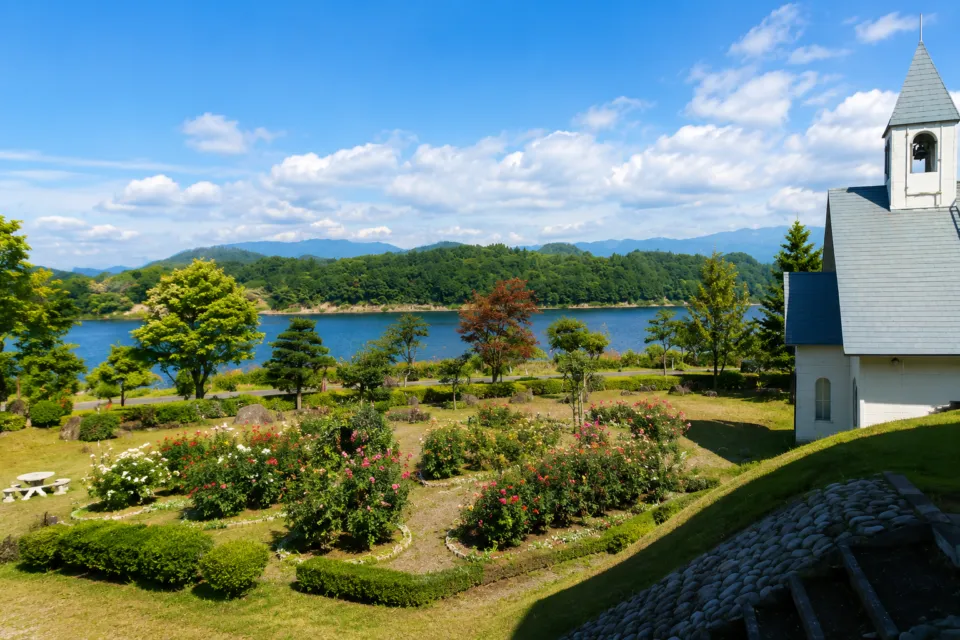 盛岡つなぎ温泉 ホテル紫苑の庭園越しの御所湖