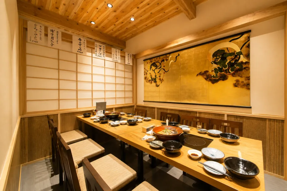 博多もつ鍋 前田屋 総本店の料理が並ぶ個室