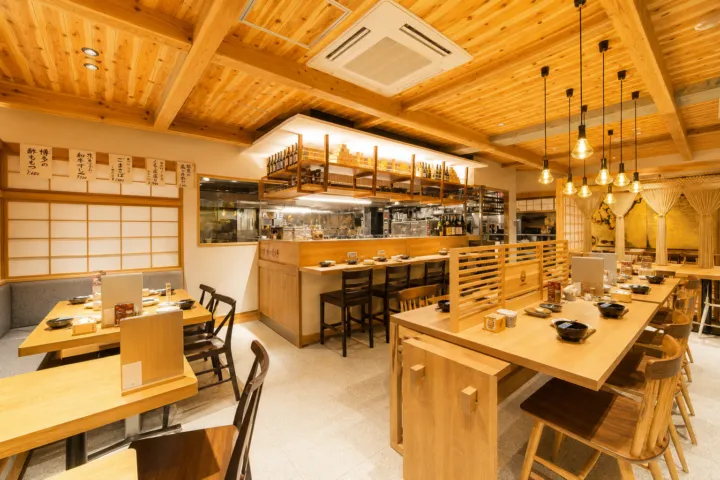 博多もつ鍋 前田屋 総本店の料理が並ぶテーブル席