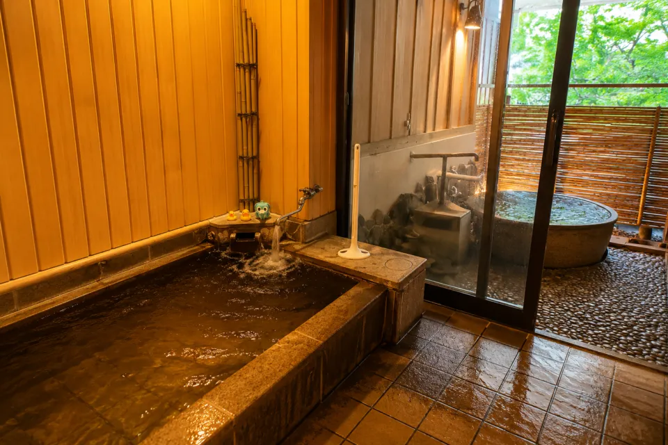 結びの宿 愛隣館の内湯と露天風呂