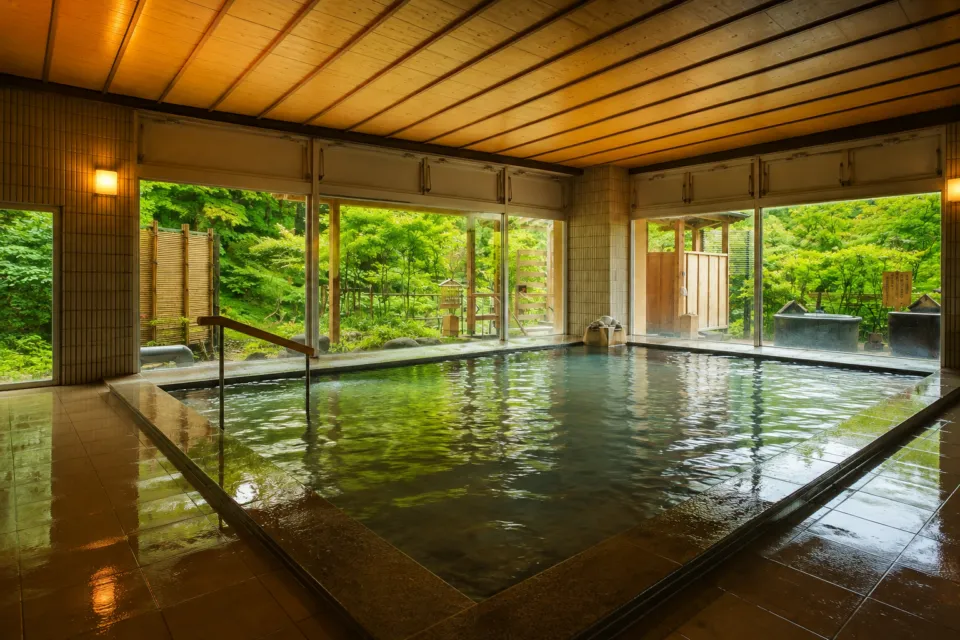結びの宿 愛隣館の庭園を望む内湯