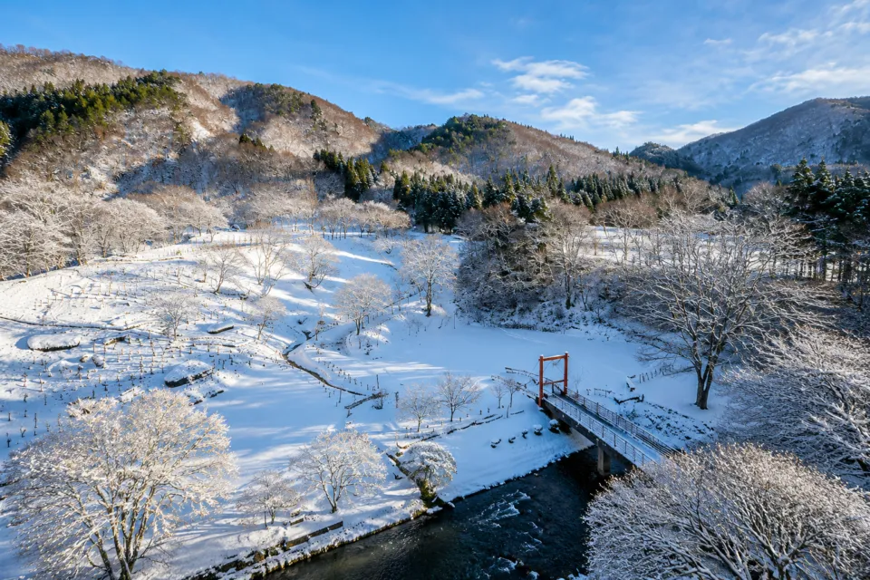 結びの宿 愛隣館の雪景色の渓流