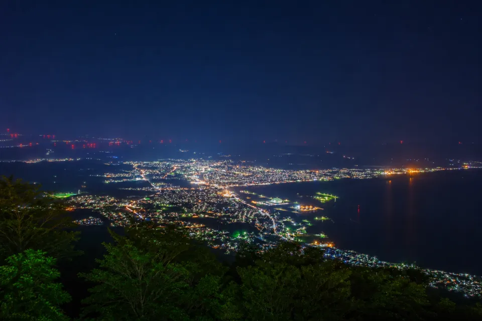 むつグランドホテルの館内から望むむつ市の夜景