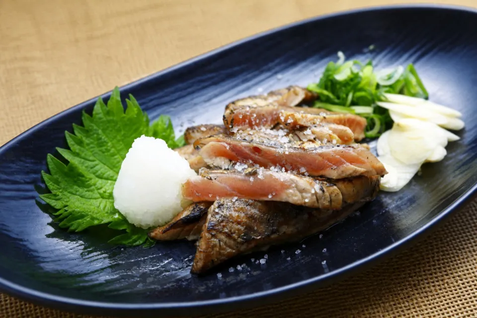 明神丸 ひろめ市場店の藁焼き鰹たたきの一皿