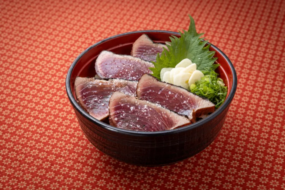 明神丸 ひろめ市場店の料理と食卓