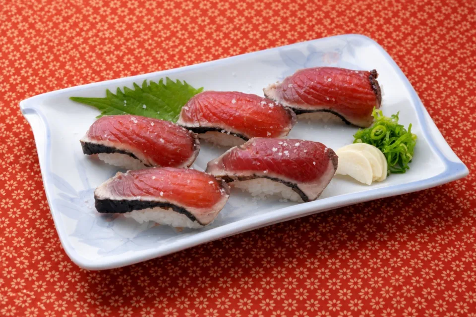 明神丸 ひろめ市場店の鰹料理の盛り付け