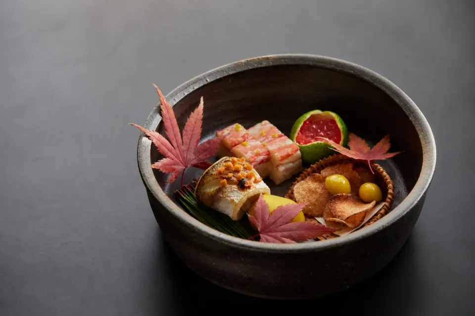 鍋茶屋の紅葉を添えた秋の盛り合わせ