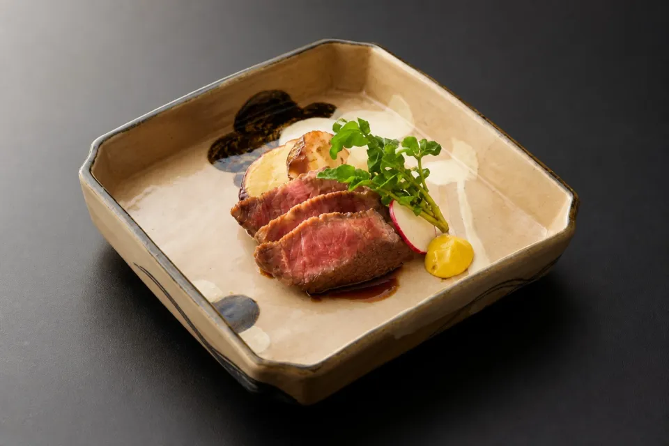 鍋茶屋の焼いた牛肉と付け合わせ