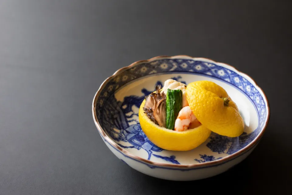 鍋茶屋の柑橘の器に盛られた季節料理
