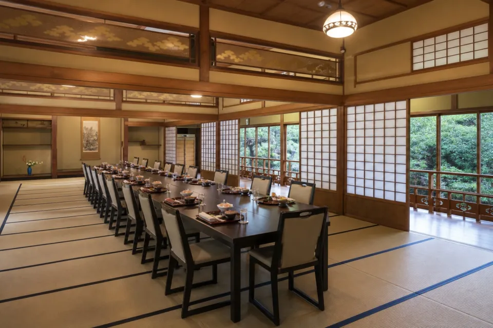 鍋茶屋の長卓を備えた二十番の間