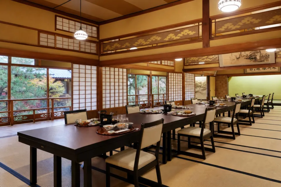 鍋茶屋の庭に面した広間の椅子席