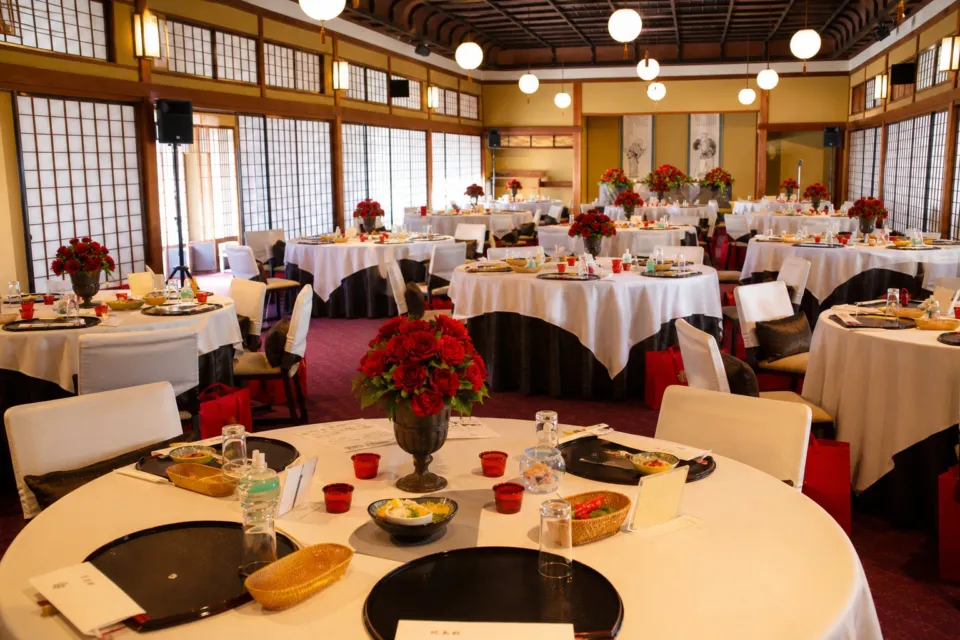 鍋茶屋の披露宴用に整えられた円卓席