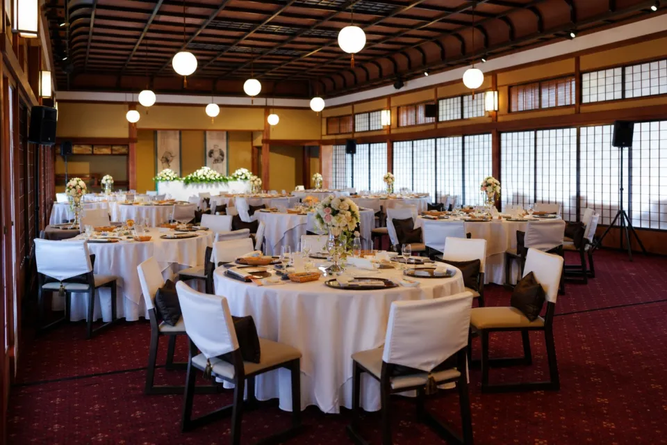 鍋茶屋の円卓を配した二百畳敷大広間