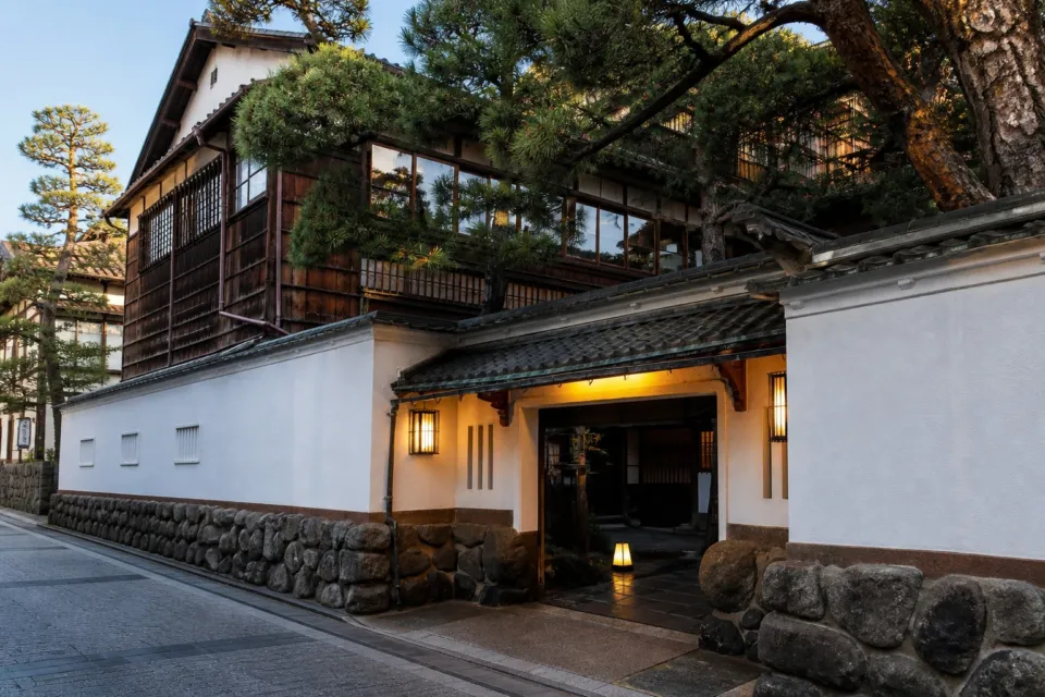 鍋茶屋の夕暮れに灯りがともる正面入口