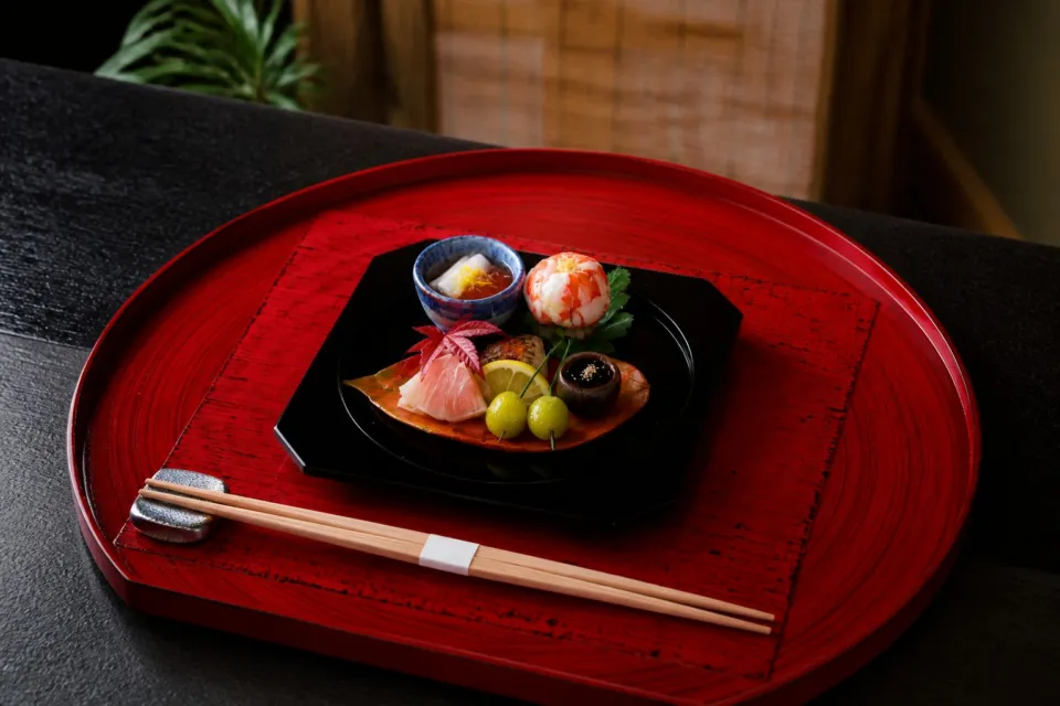 鍋茶屋の朱塗りの盆に盛られた季節料理