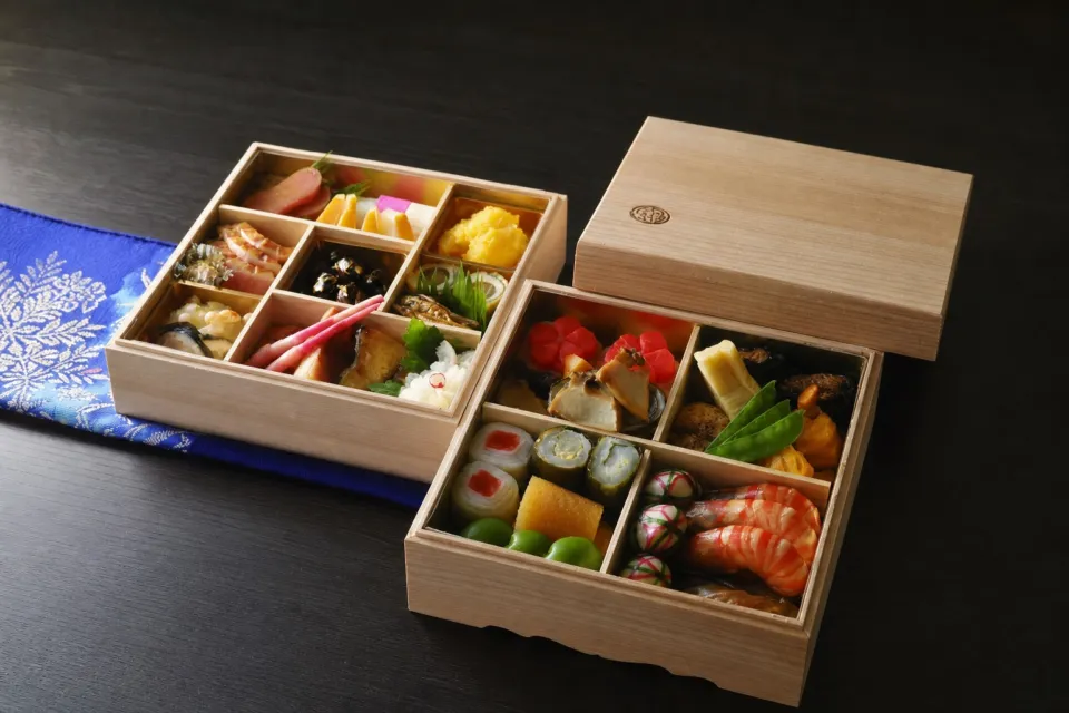 鍋茶屋の二段重のおせち料理