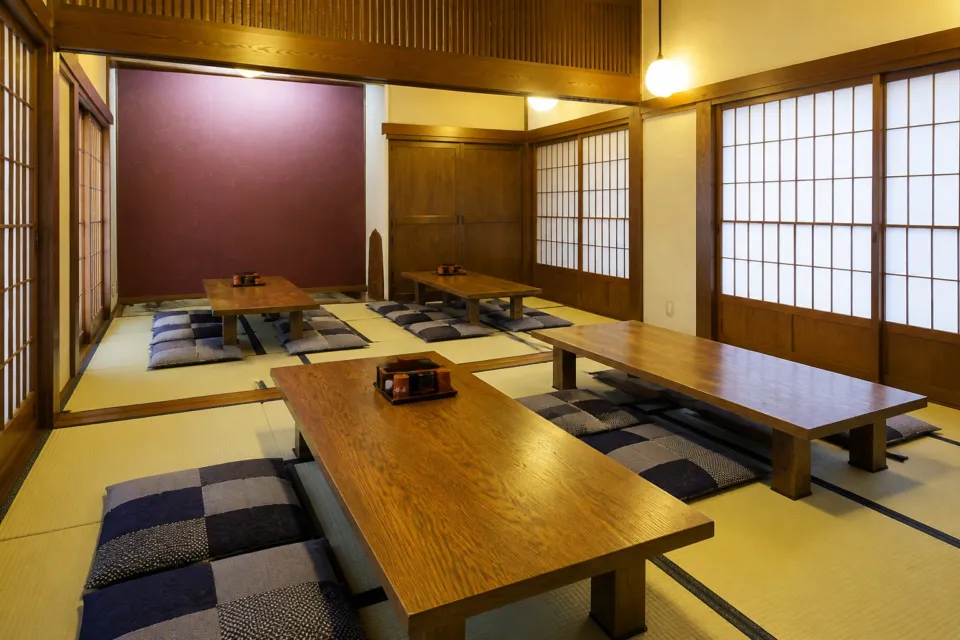 中野屋 湯沢本店の障子に囲まれた座敷席