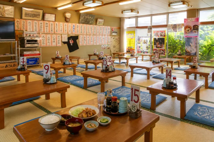 なまはげ御殿（ニュー畠兼）の座敷席が並ぶ店内