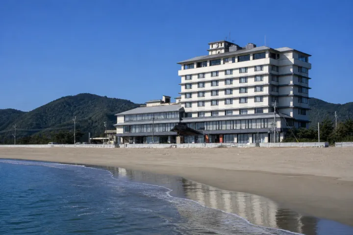 鳴門グランドホテル海月の海辺に建つ外観