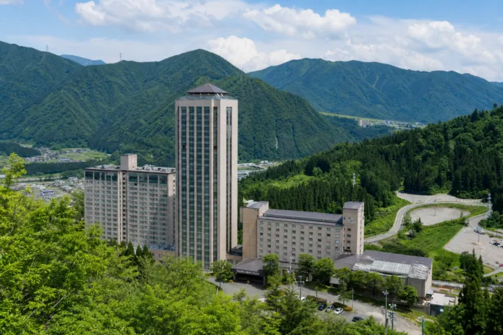 NASPAニューオータニの緑に囲まれたホテル外観