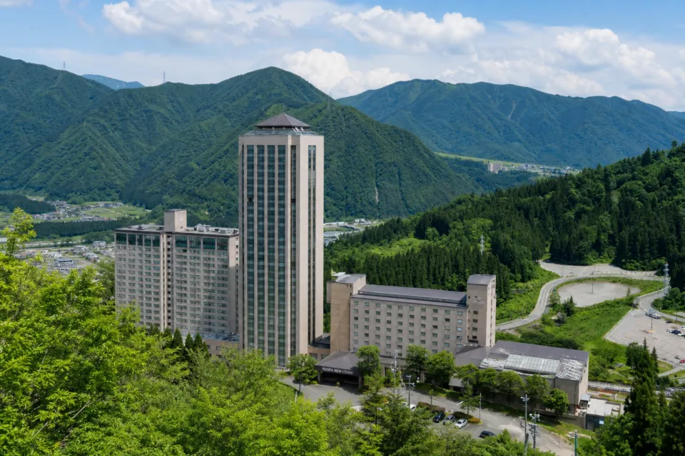 NASPAニューオータニの緑に囲まれたホテル外観