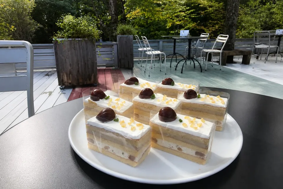NASU SHOZO CAFEのテラス席と栗・柚子のケーキ