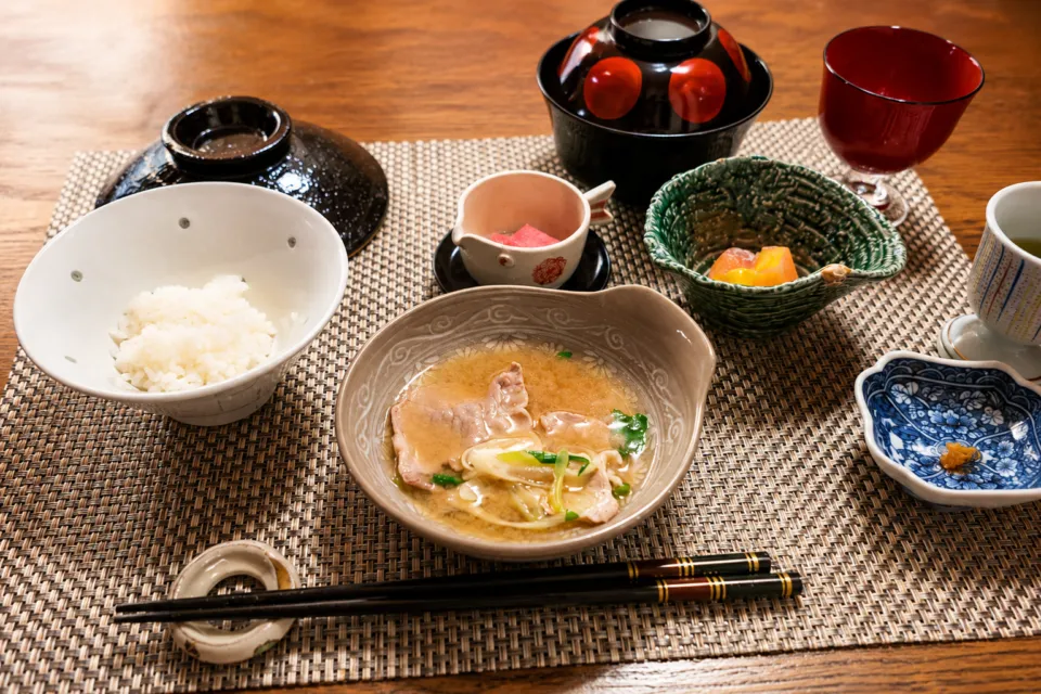 夏瀬温泉 都わすれのご飯と汁物を添えた朝食膳