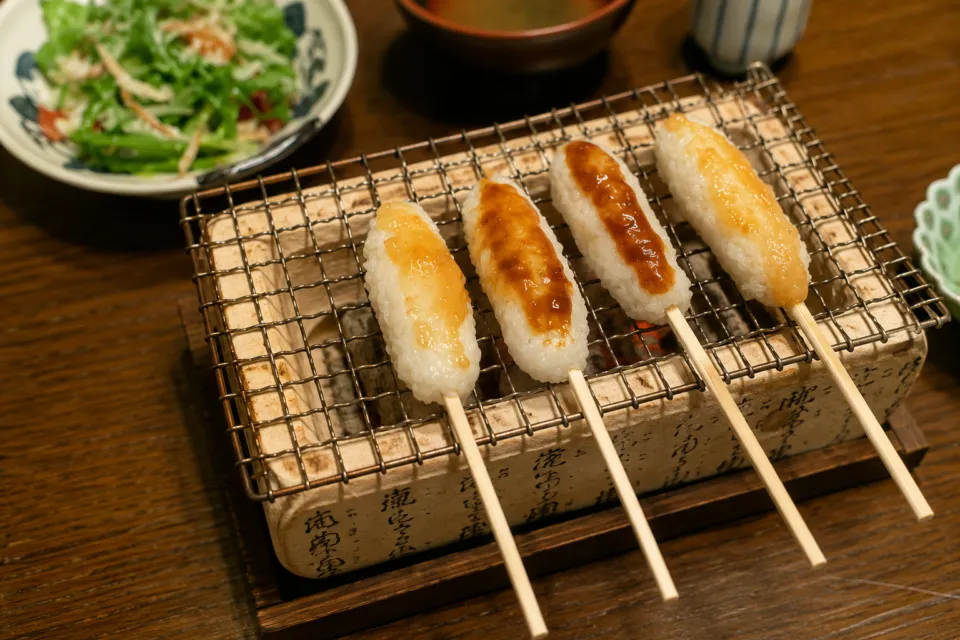 夏瀬温泉 都わすれの卓上で焼く串付きのご飯