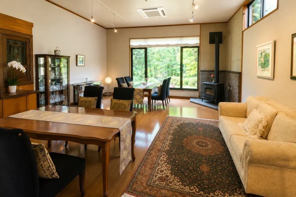 夏瀬温泉 都わすれの窓から緑を望むラウンジ
