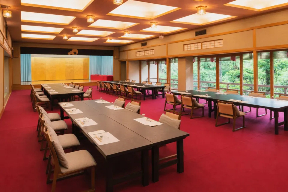 日本料理 行形亭の庭に面した宴会広間