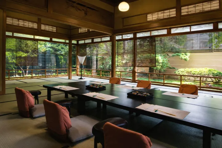 日本料理 行形亭の庭を望む個室と会席のしつらえ