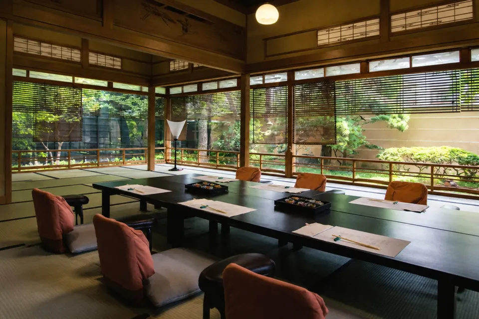 日本料理 行形亭の庭を望む個室と会席のしつらえ