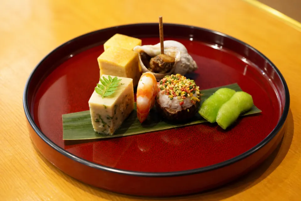 日本料理 たかむらの赤い盆に盛られた季節の料理