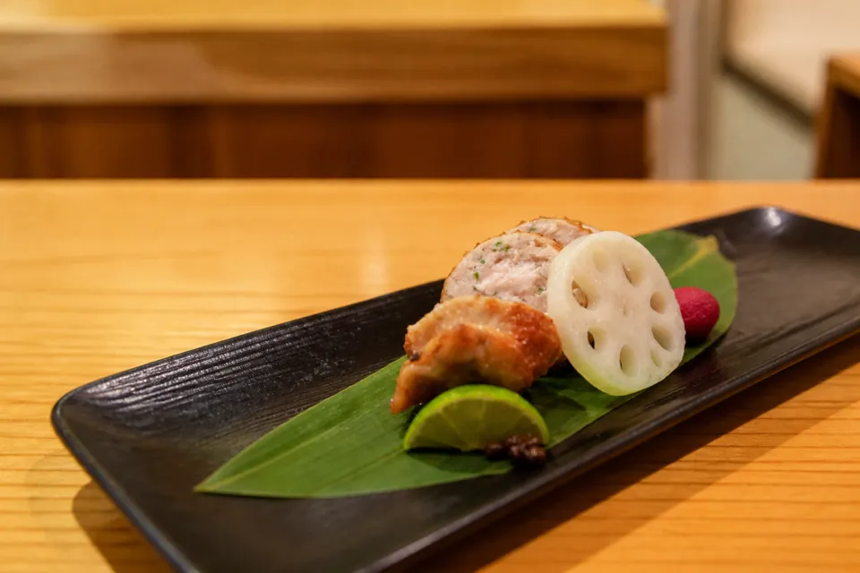 日本料理 たかむらの蓮根を添えた料理