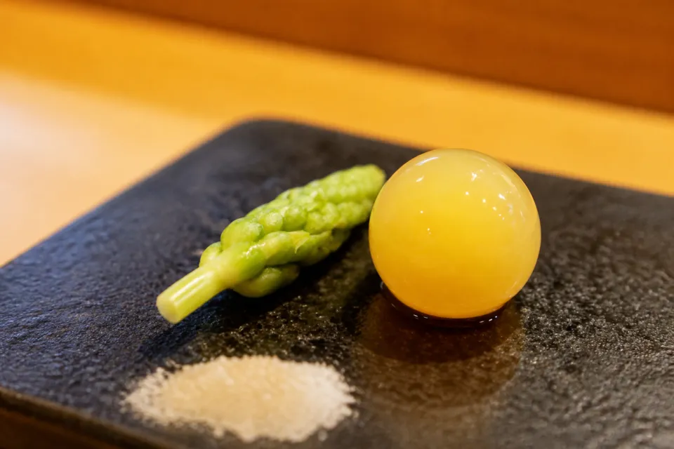 日本料理 たかむらの丸い料理とアスパラガス
