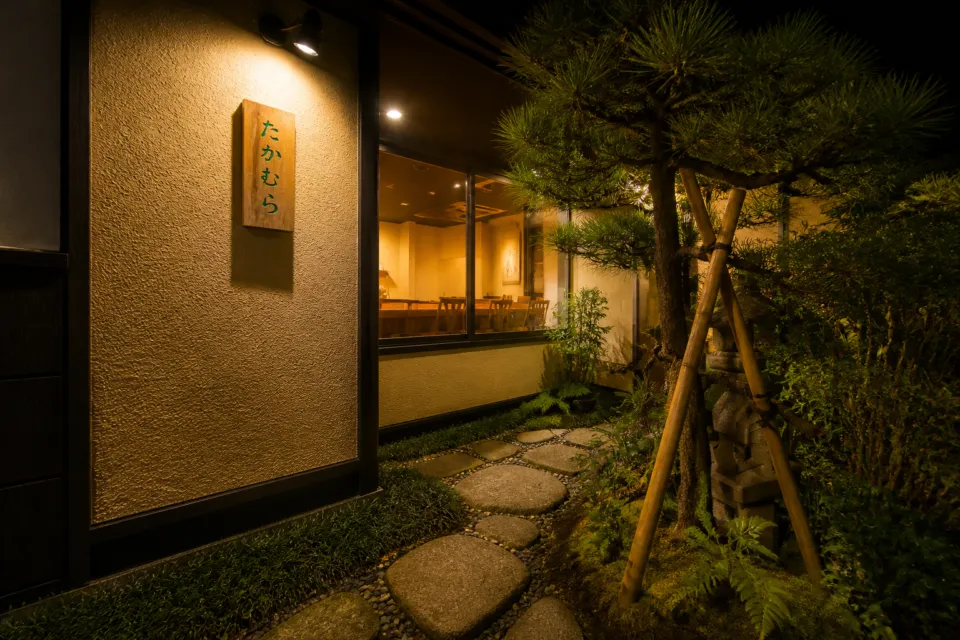日本料理 たかむらの庭越しに見えるカウンター席
