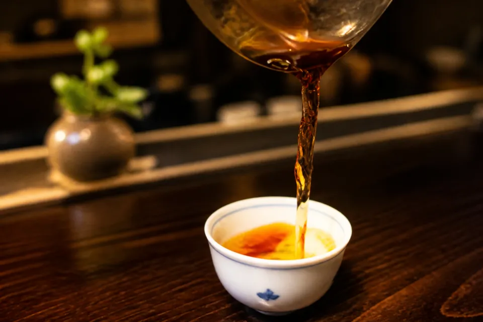 日本料理 たかむらの器へ注がれる琥珀色の液体