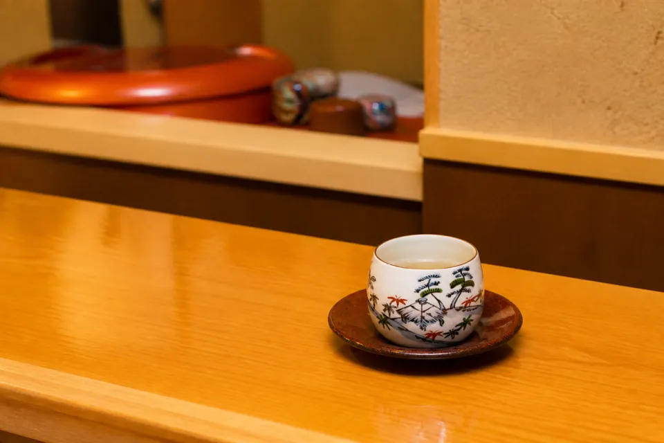 日本料理 たかむらの絵付けの湯呑み