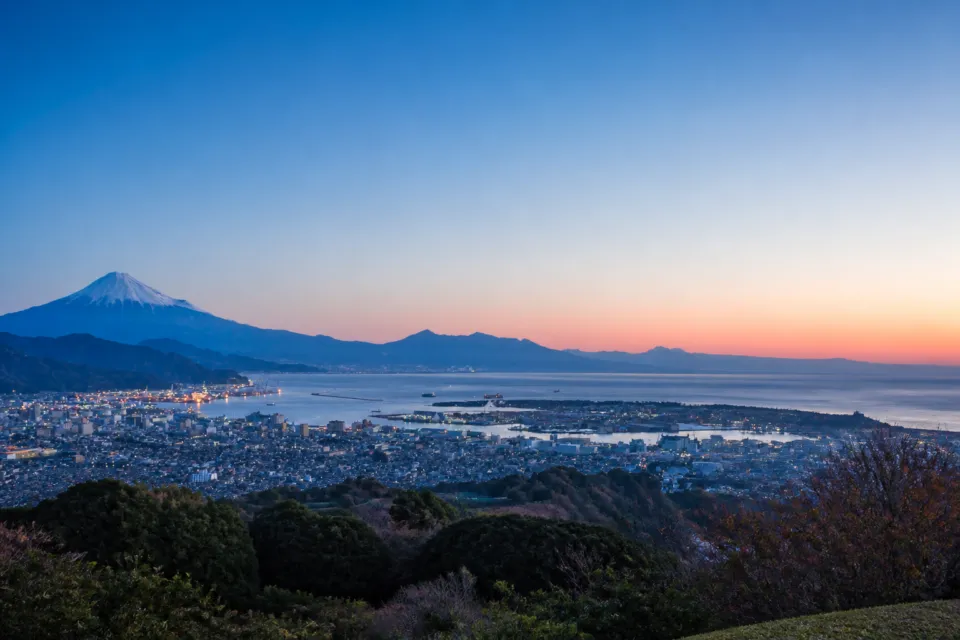 日本平ホテルの夕暮れの富士山と駿河湾