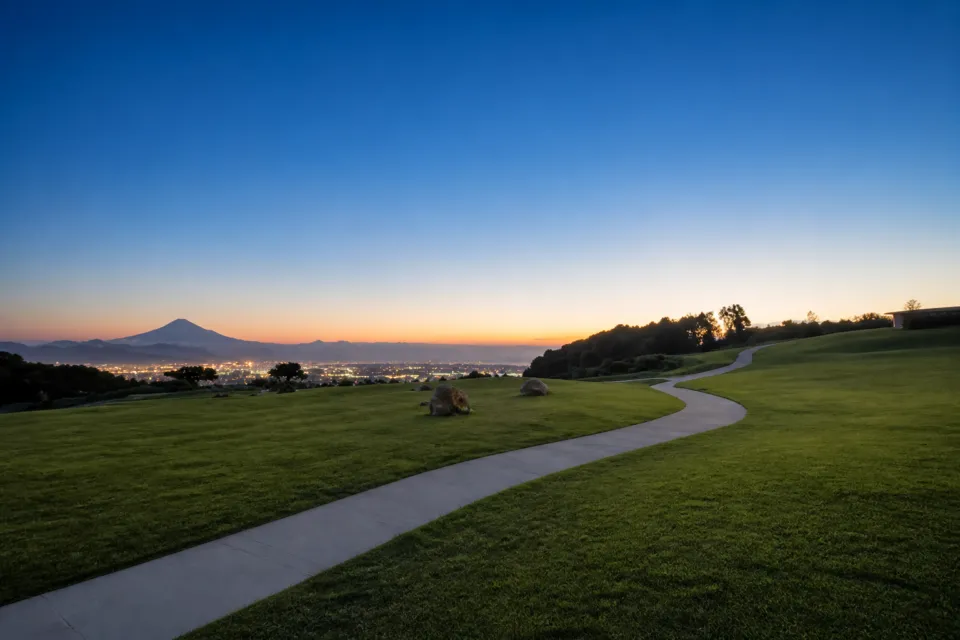日本平ホテルの早朝の芝生庭園と富士山の眺め