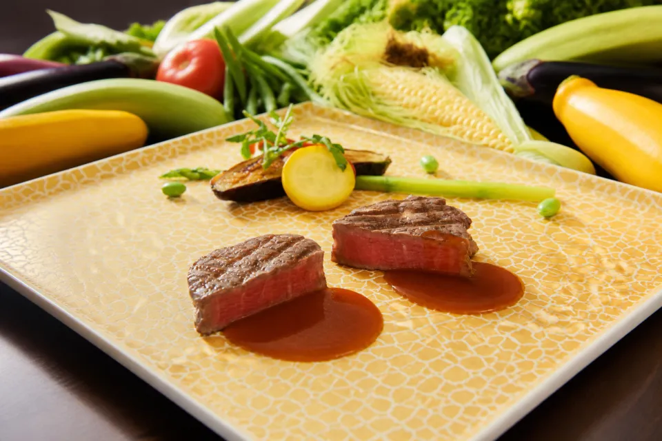 日本平ホテルの鉄板焼で提供される肉料理と旬野菜
