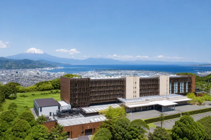 日本平ホテルの富士山と駿河湾を望む日本平ホテル全景