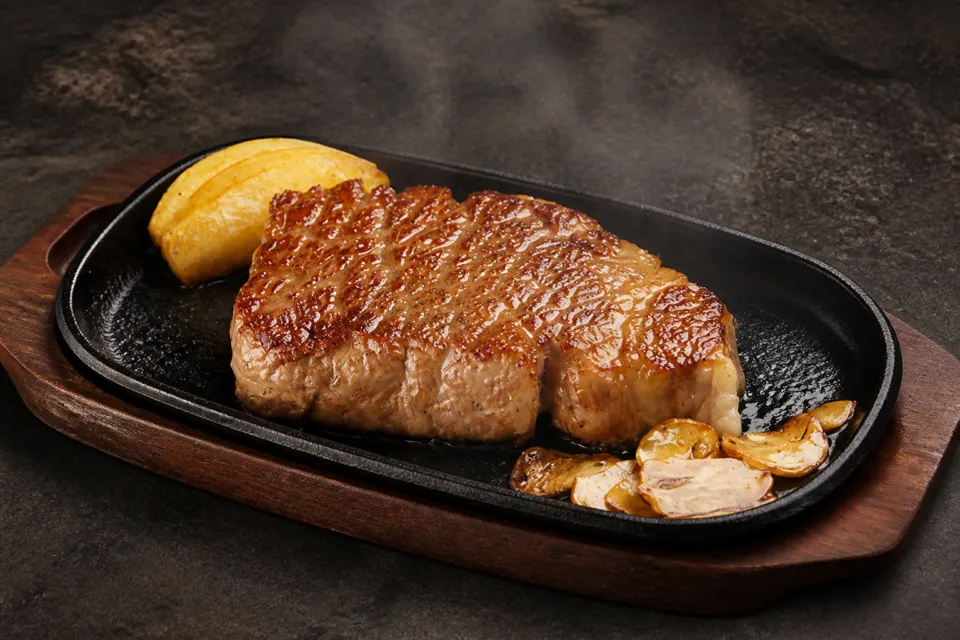 日光グルマンズ和牛の付け合わせを添えた黒毛和牛ステーキ