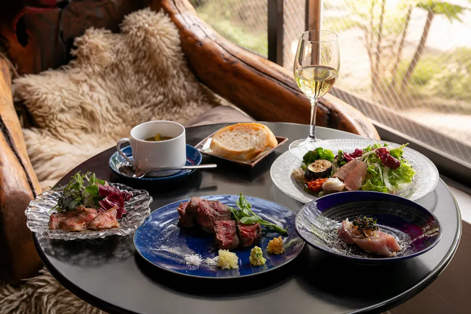肉料理 Zushioの複数皿が並ぶランチコース