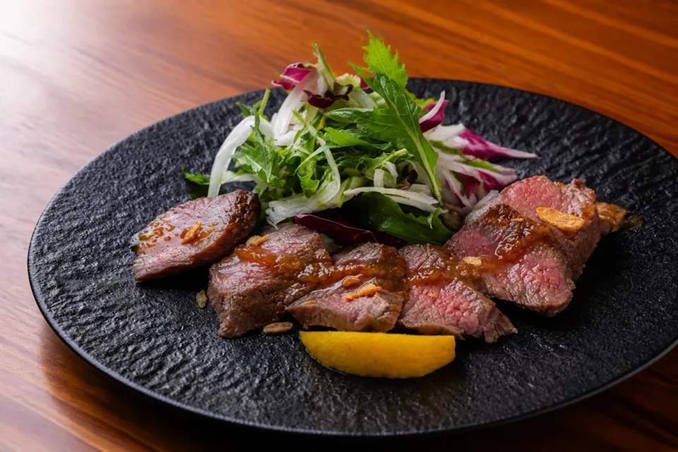 肉料理 Zushioのステーキとサラダ、レモンを合わせた一皿
