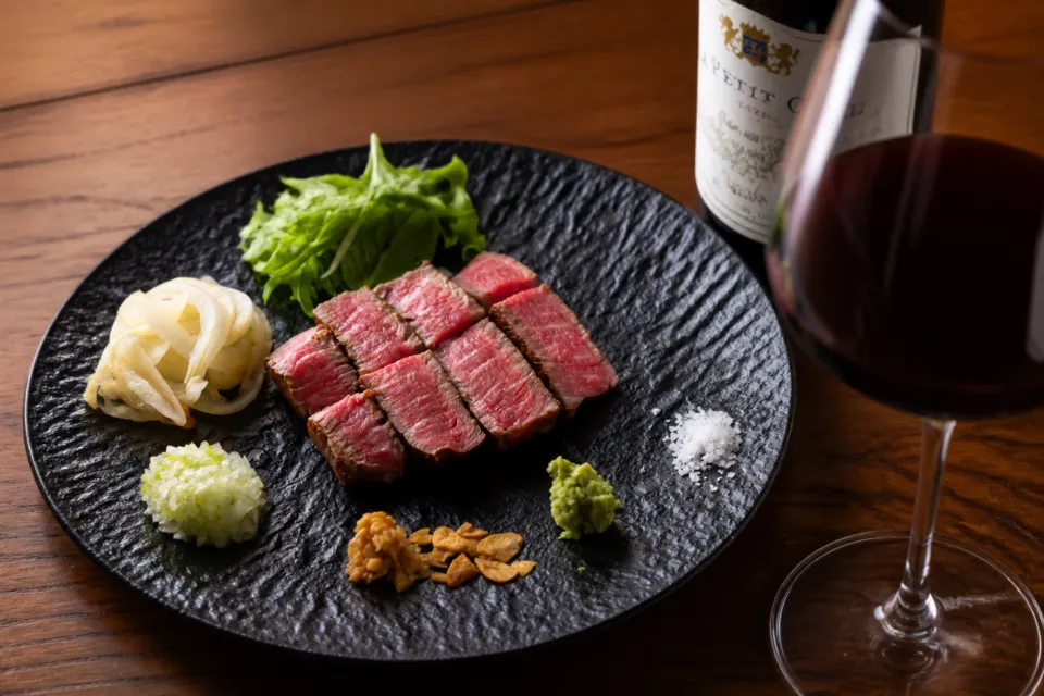 肉料理 Zushioのレアに焼き上げたステーキと赤ワイン