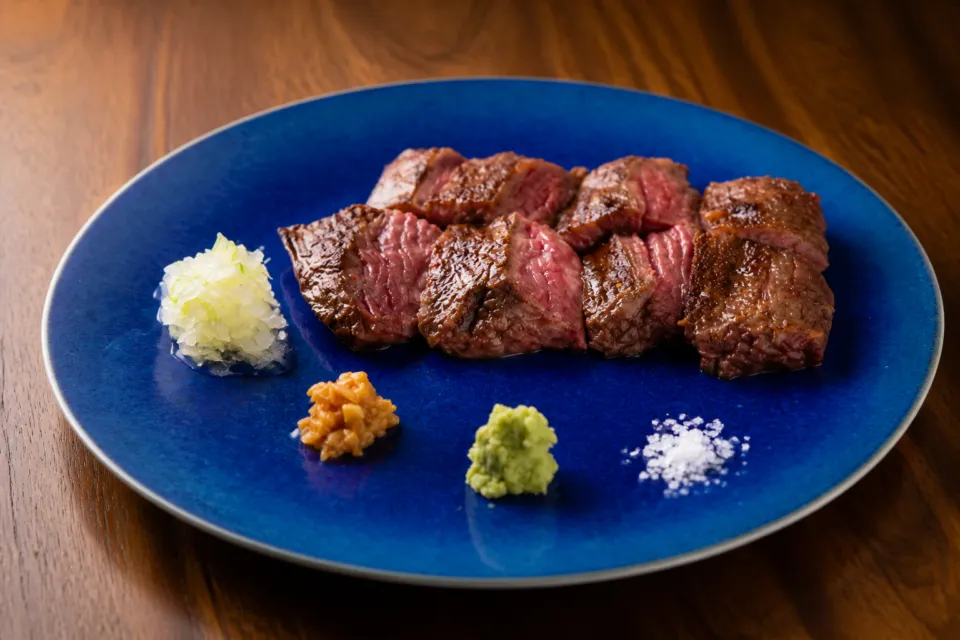 肉料理 Zushioの青い皿に盛られたステーキ