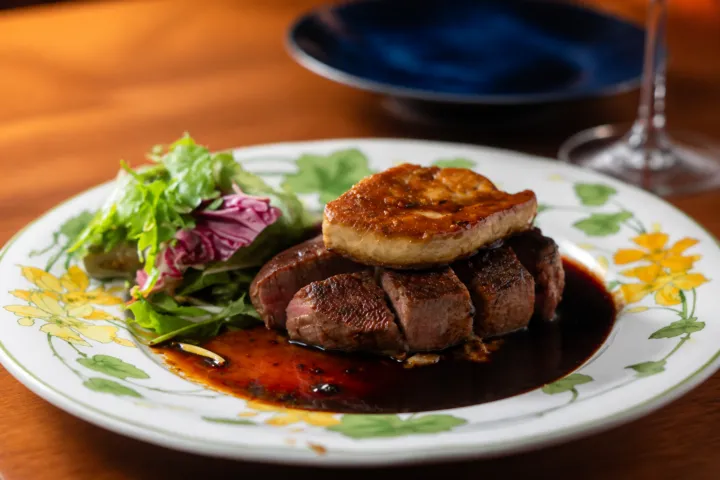 肉料理 Zushioのフォアグラを添えたステーキ
