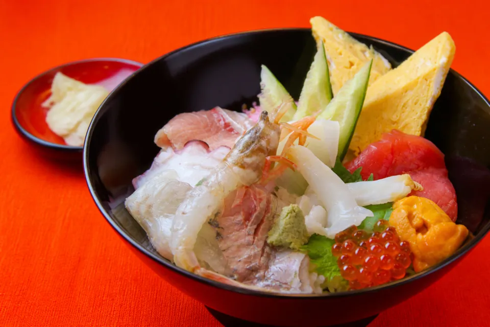 のぶ寿しの海鮮すし丼